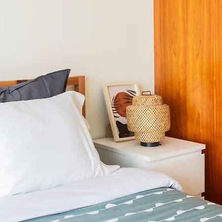 Apartamento Com Varanda E Garagem