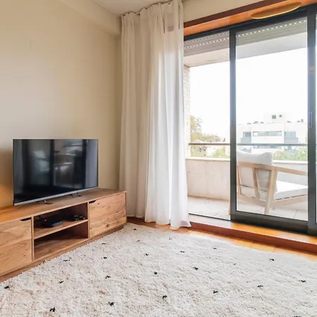 Apartamento Com Varanda E Garagem