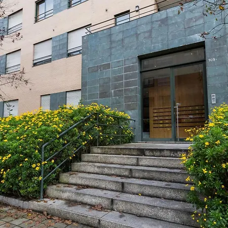 Apartamento Com Varanda E Garagem