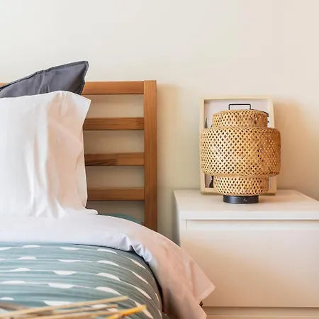 Apartamento Com Varanda E Garagem