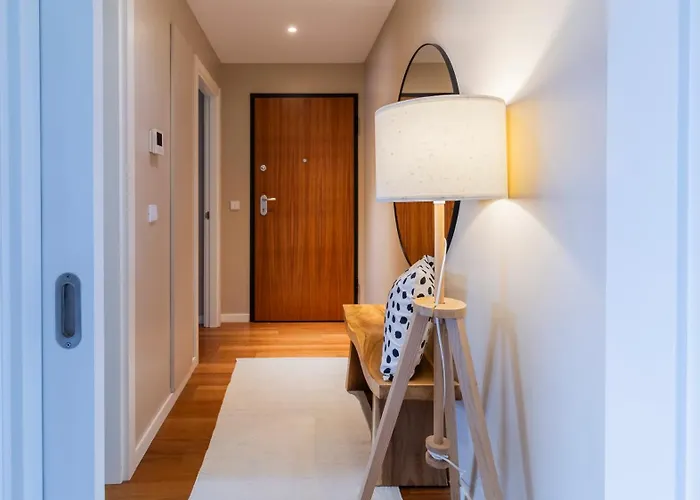 Apartamento Com Varanda E Garagem