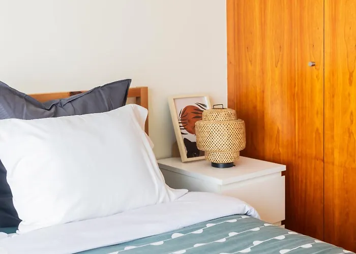 Apartamento Com Varanda E Garagem