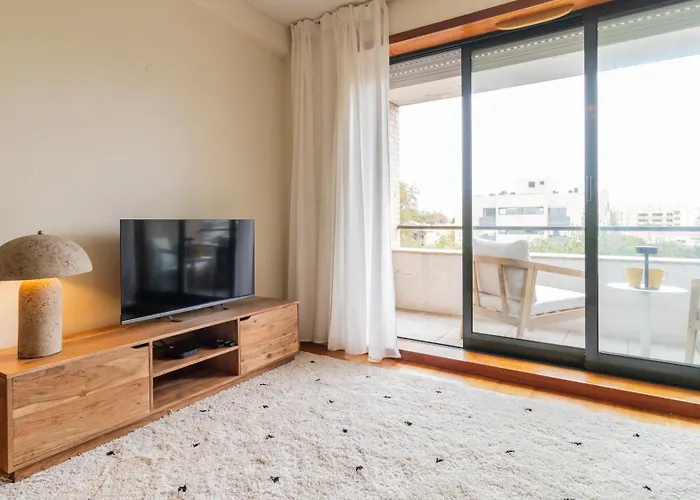 Apartamento Com Varanda E Garagem