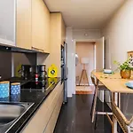 Com Varanda E Garagem Апартаменты *